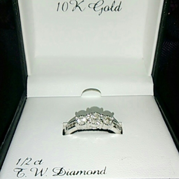 1/2 c.f. t.w. diamond 10k gold engagement ring - Picture 1 of 3
